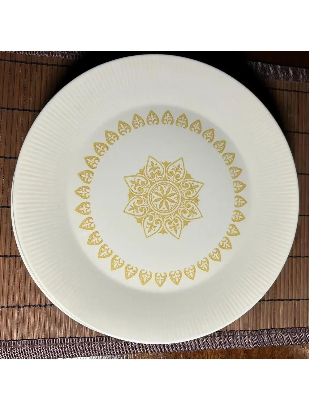 Sheffield Serenade Dinner Plates in Creamy White with Butterscotch Fluer Fe Lis.